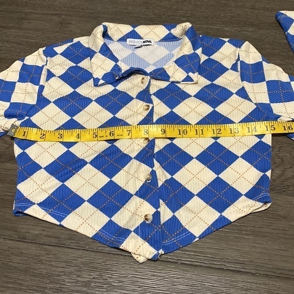Fashion nova a day at the race | tan & blue checkered triangle crop button up| M - Picture 3 of 13